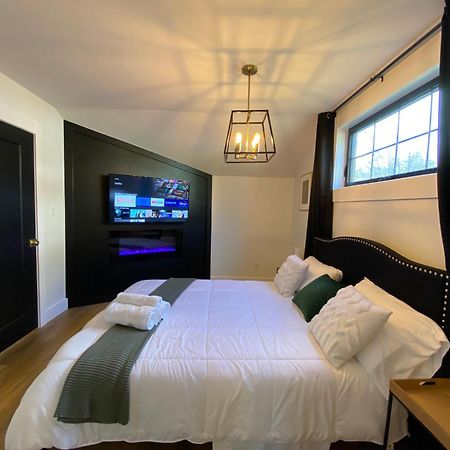 Stylish Downtown Kingsville Getaway With Putting Green, Firepit & Games ภายนอก รูปภาพ