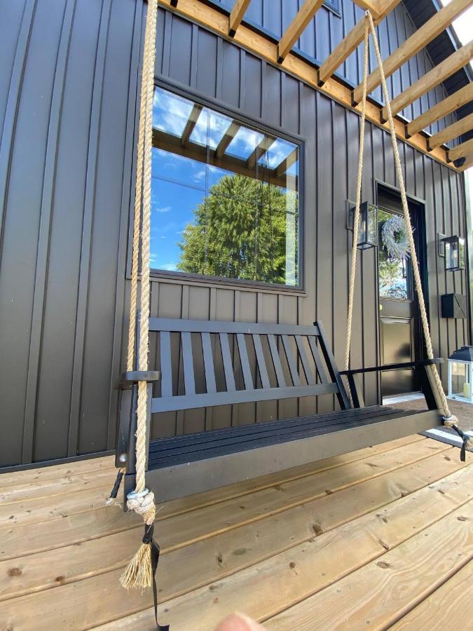 Stylish Downtown Kingsville Getaway With Putting Green, Firepit & Games ภายนอก รูปภาพ