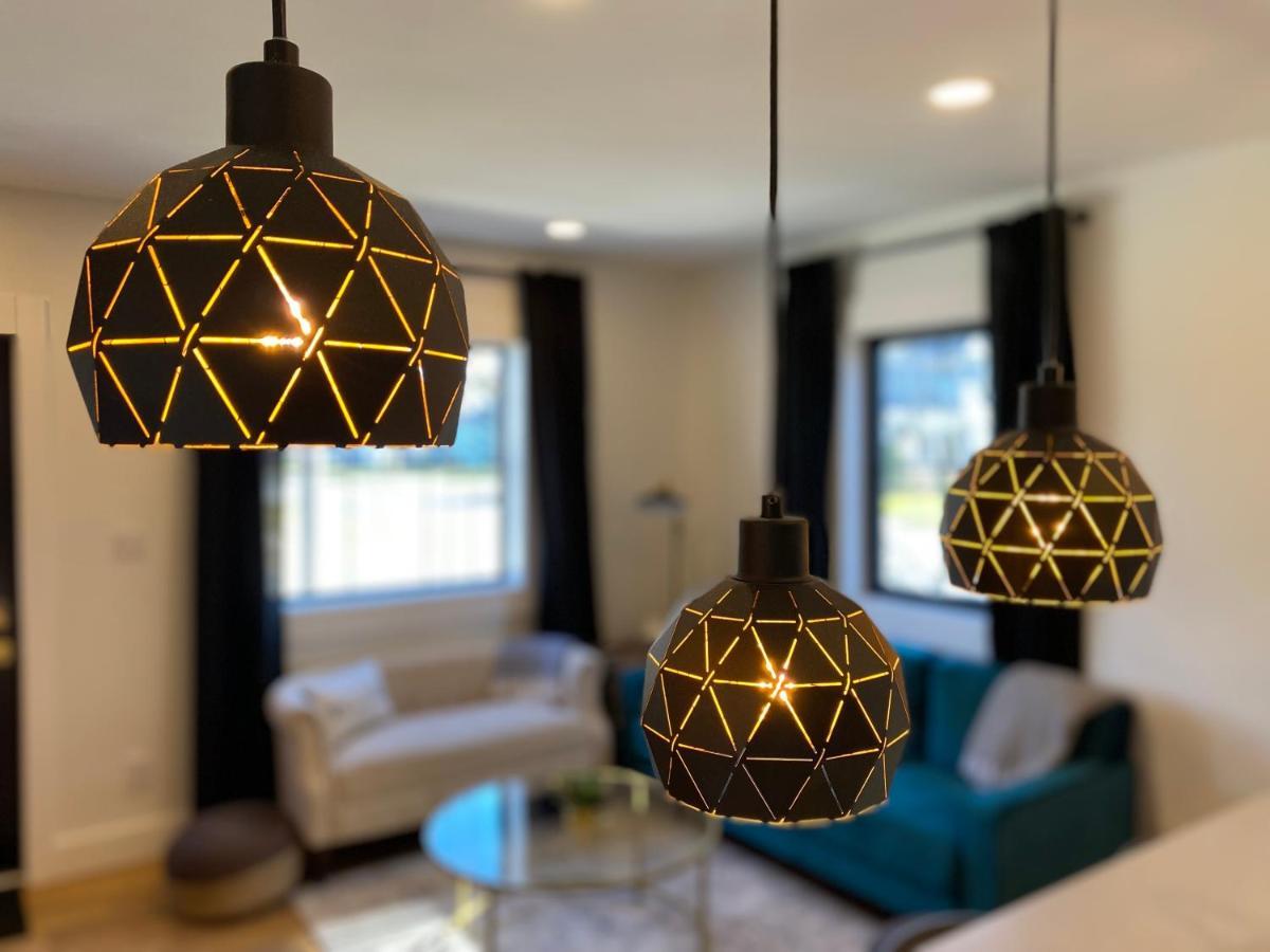 Stylish Downtown Kingsville Getaway With Putting Green, Firepit & Games ภายนอก รูปภาพ