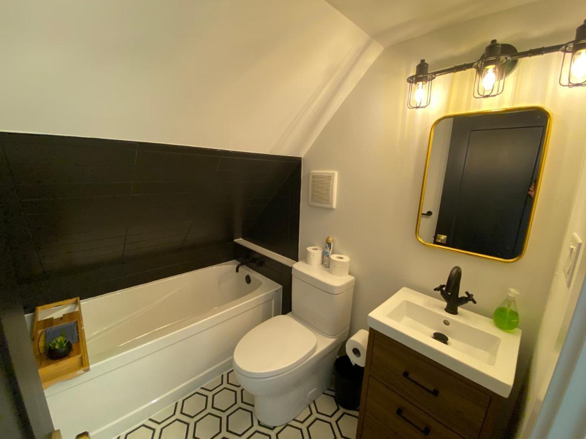Stylish Downtown Kingsville Getaway With Putting Green, Firepit & Games ภายนอก รูปภาพ