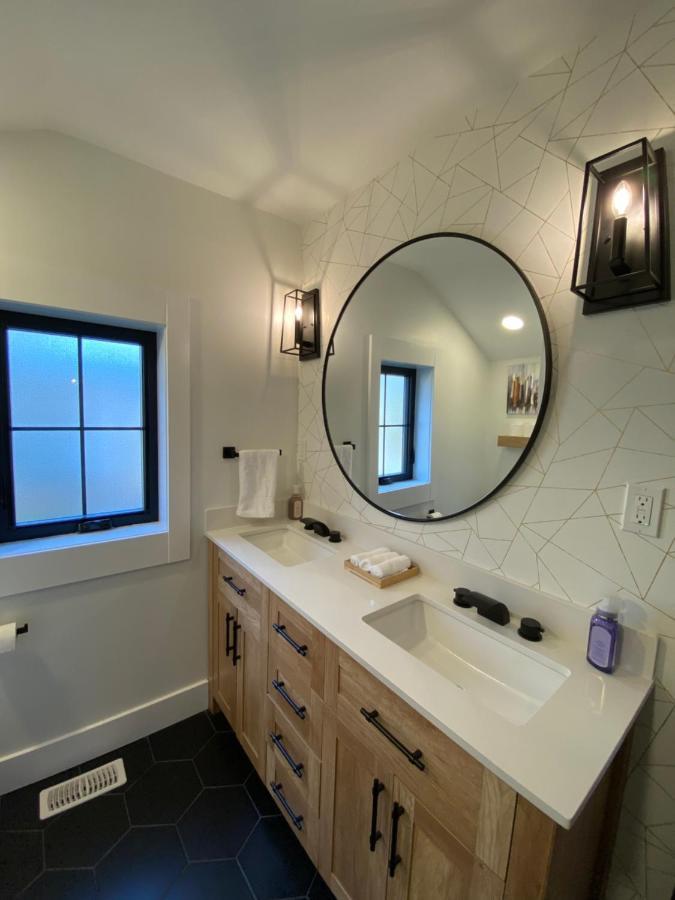 Stylish Downtown Kingsville Getaway With Putting Green, Firepit & Games ภายนอก รูปภาพ