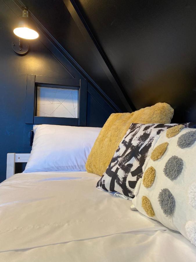 Stylish Downtown Kingsville Getaway With Putting Green, Firepit & Games ภายนอก รูปภาพ