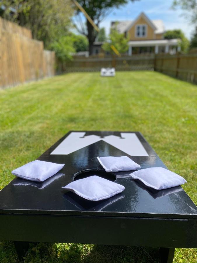 Stylish Downtown Kingsville Getaway With Putting Green, Firepit & Games ภายนอก รูปภาพ