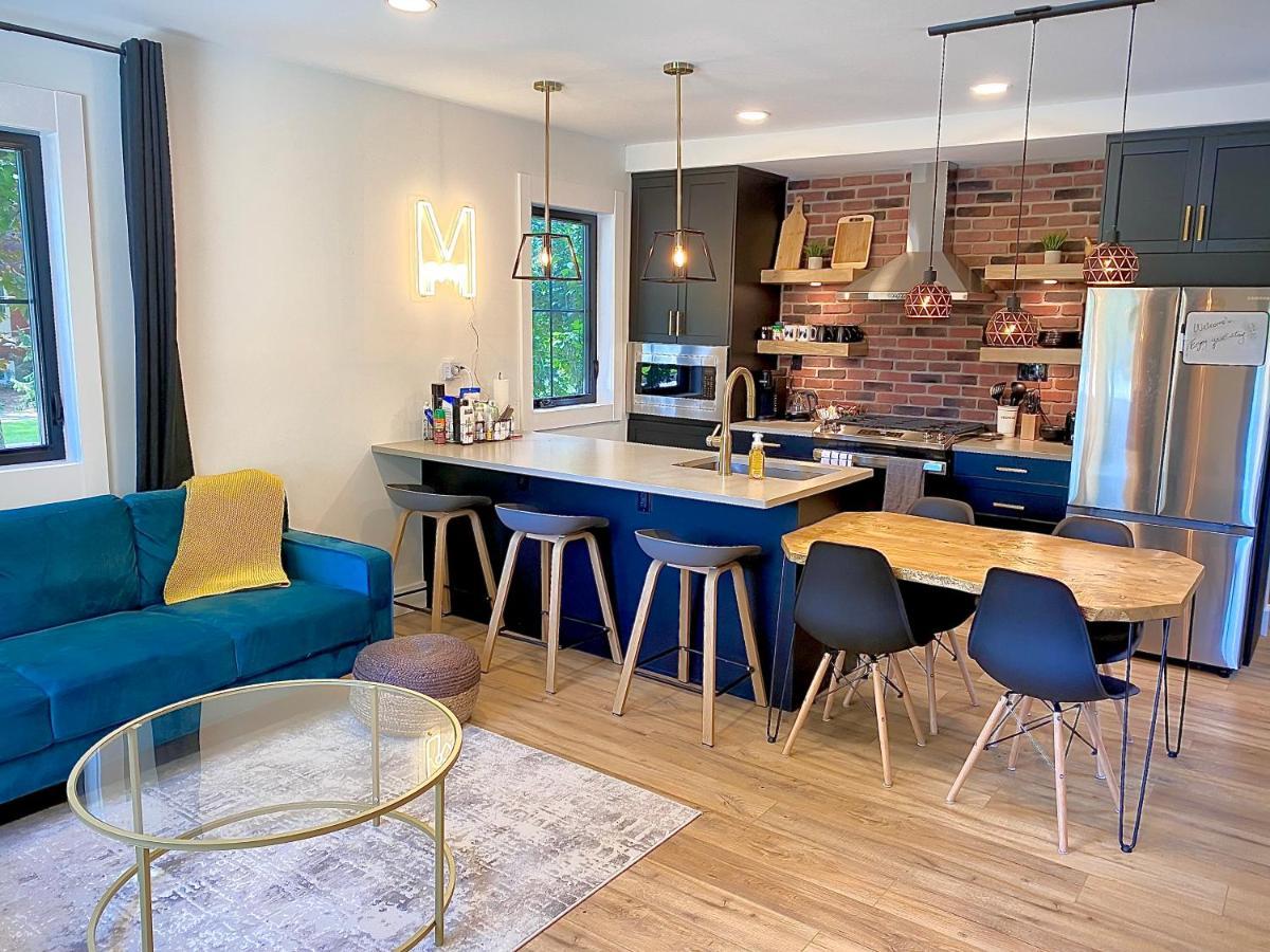 Stylish Downtown Kingsville Getaway With Putting Green, Firepit & Games ภายนอก รูปภาพ
