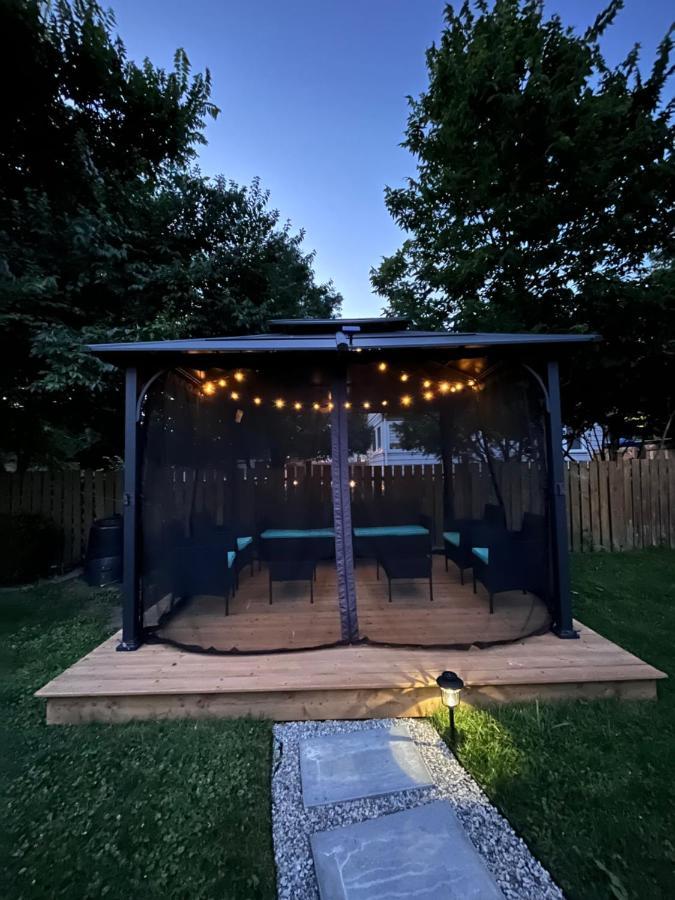 Stylish Downtown Kingsville Getaway With Putting Green, Firepit & Games ภายนอก รูปภาพ